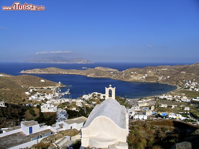 Immagine L'isola di Ios vista dall'alto, Grecia. A fare da cornice a quest'isola delle Cicladi è una natura selvaggia e rigogliosa - © Elpis Ioannidis / Shutterstock.com