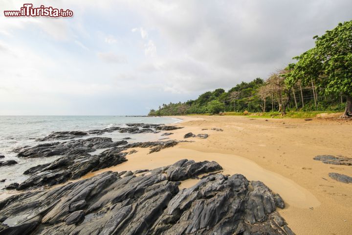 Immagine Isola di Lanta, provincia di Krabi, Thailandia - Una delle circa cinquanta isole che costituiscono l'arcipelago thailandese: situato di fronte alla costa occidentale del paese, dista 70 chilometri dalla città di Krabi © SATHIANPONG PHOOKIT / Shutterstock.com