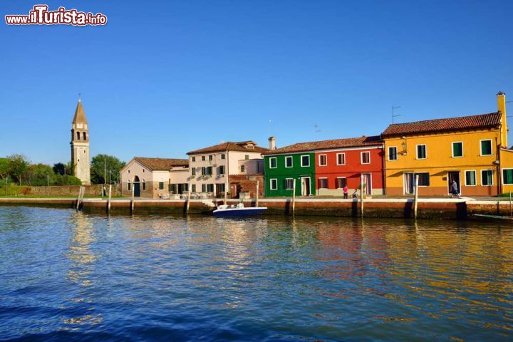Immagine Le colorate abitazioni sull'Isola di Mazzorbo nella laguna di Venezia, una delle più caratteristiche isole minori. - © Oleg Znamenskiy / Shutterstock.com