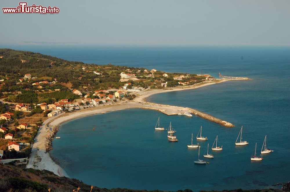 Immagine L'isola di Othoni in estate, Grecia. Secondo la tradizione proprio in questi luoghi Calipso stregò Ulisse tenendolo prigioniero per sette anni.