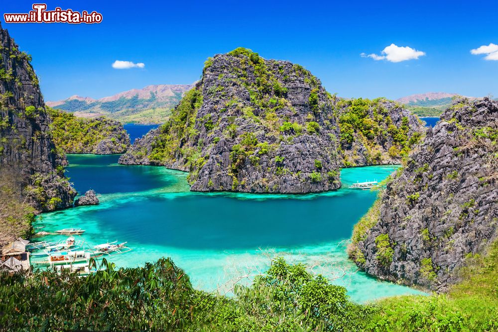 Immagine Isola di Palawan, Filippine: una delle splendide lagune che si possono ammirare in questo territorio. Formazioni rocciose e acqua smeraldo creano un paesaggio unico.