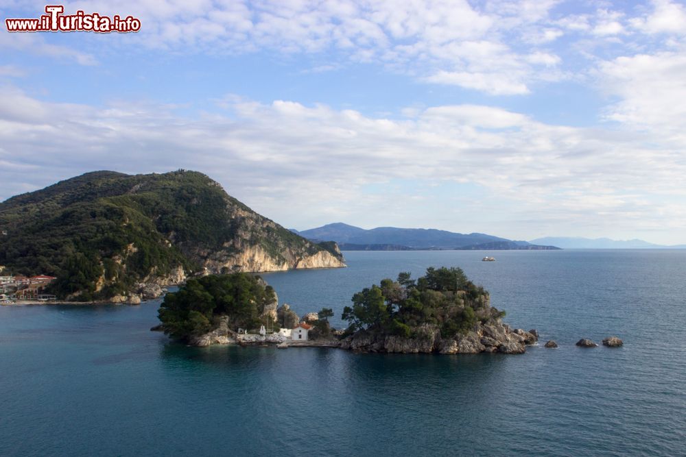 Immagine Isola di Panagia con Parga sullo sfondo, Grecia, al calar del sole. Parga sorge sulla costa ionica fra le cittadine di Preveza e Igoumenitsa.