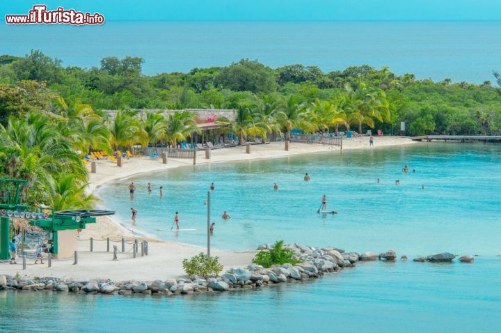 Immagine Panorama su Roatan, Honduras - Sabbia fine e bianca, mare cristallino e barriera corallina: l'isola di Roatan è il luogo ideale per godersi mare e relax © Tony Moran / Shutterstock.com
