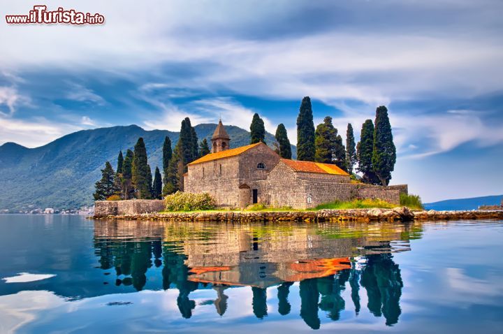 Immagine Isola di San Giorgio, Montenegro. Questa graziosa isoletta sorge di fronte a Perasto, frazione del Comune di Cattaro. Ospita un bosco di cipressi e un'abbazia benedettina del 1166 che durante il periodo medievale fu anche importante centro culturale - © Ihor Pasternak / Shutterstock.com