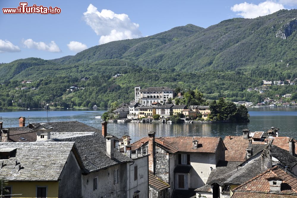 Immagine L'isola di San Giulio vista da Orta, Piemonte, Italia. Quasi interamente occupata dall'Abbazia Mater Ecclesiae, quest'isoletta è abitata in maniera permanente da pochissime famiglie.