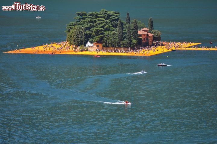 Immagine Isola di San Paolo e Floating Piers viste da sopra Peschiera Maraglio, su Monte Isola, al centro del Lago d'Iseo - © s74 / Shutterstock.com