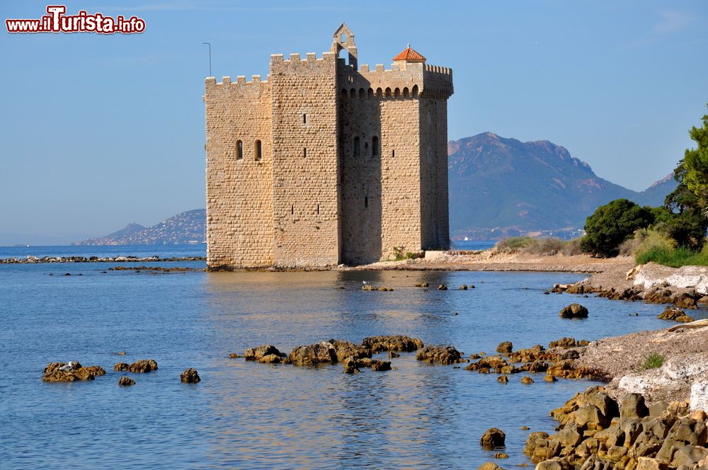 Immagine Panorama sulla fortezza del monastero di Lerino, isola di Saint Honorat, Francia.