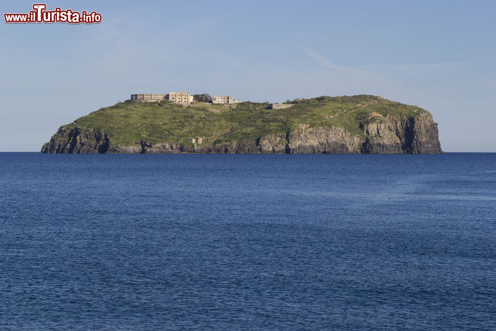 Immagine Isola di Santo Stefano fotografata dalla vicina Ventotene, Isole Pontine orientali (Lazio). Questa piccola isoletta del Mar Tirreno ha origine vulcanica e ha una forma circolare di meno di 500 metri di diametro.