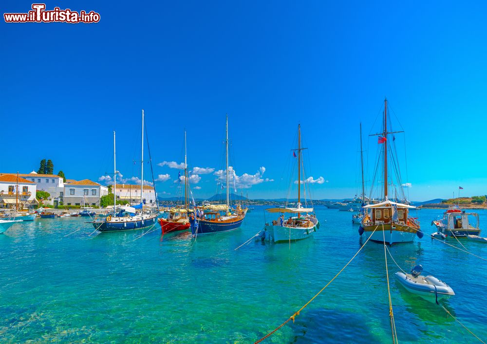 Immagine Isola di Spetses, Attica: veduta del porto con le barche da pesca ormeggiate al largo (Grecia).