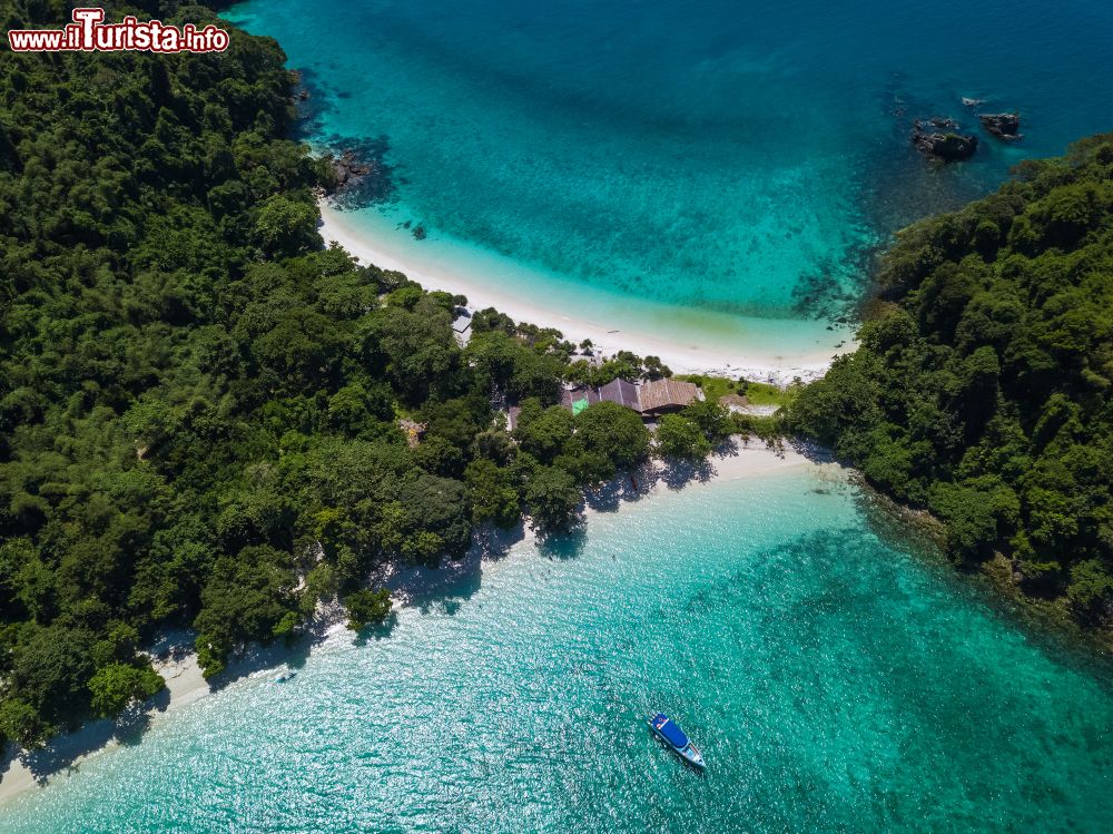 Immagine L'isola di Twin Beach Mergui (o Bruer Island) dall'alto con la sua natura rigogliosa (Myanmar).