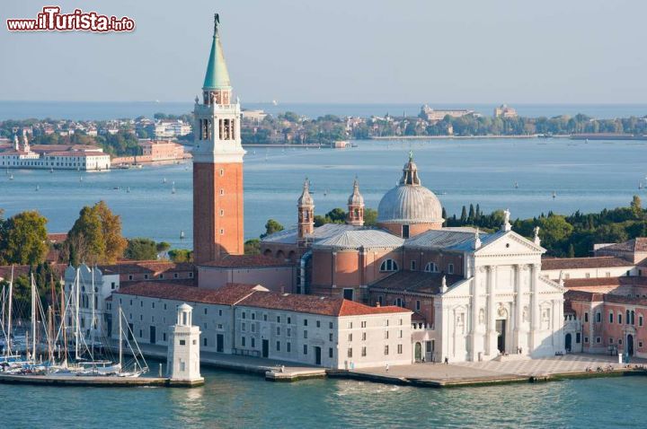 Immagine L'isola e l'imponente Basilica di San Giorgio Maggiore nella Laguna di Venezia  - © pio3 / Shutterstock.com