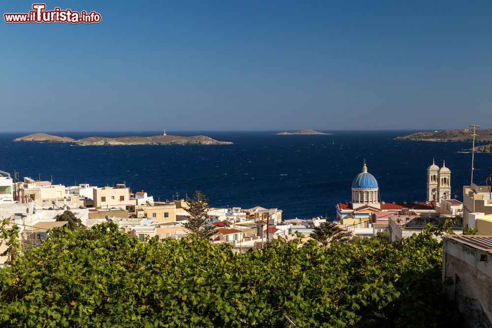 Immagine L'isola greca di Syros, arcipelago delle Cicladi. Il bello di questo territorio è che ha tutto ciò che dovrebbe avere: spiaggia, taverne e scenari mozzafiato ma senza essere ancora condizionata dal turismo di massa.