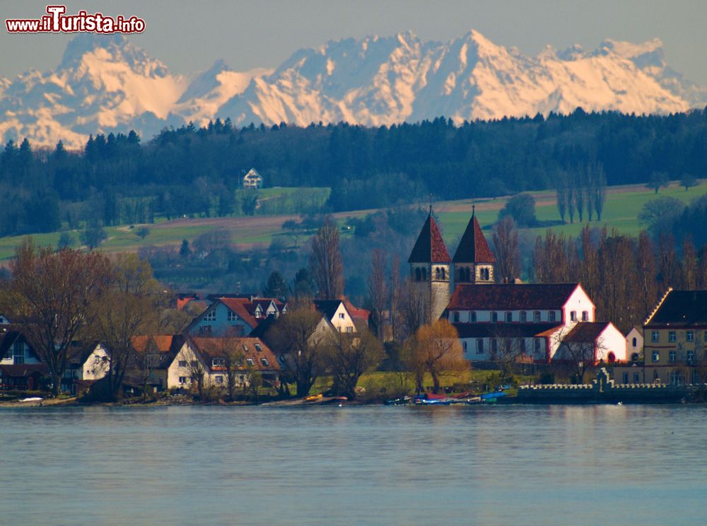 Immagine L'isola monastica di Reichenau sul lago di Costanza, Germania. Sullo sfondo le Alpi svizzere con le cime innevate. La storia dell'isola è strettamente legata a quella dell'abbazia benedettina fondata nel 724 dal vescovo san Pirmino.