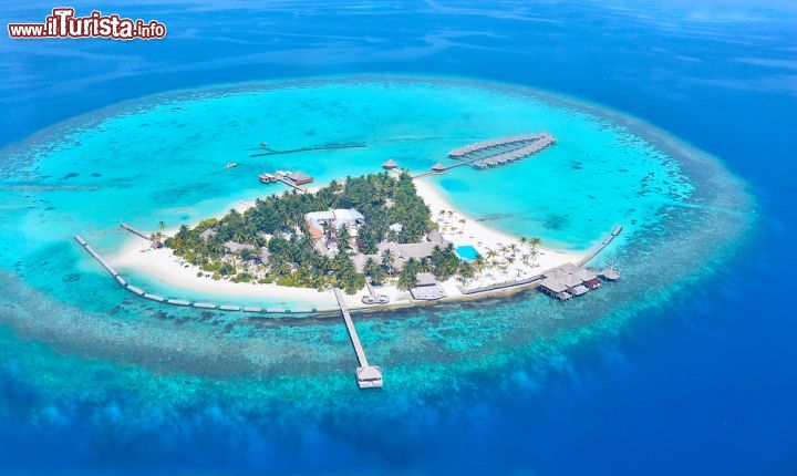 Immagine Un'isola-resort di un atollo dell'arcipelago delle Maldive, una delle più conosciute destinazioni turistiche dell'Oceano Indiano - foto © totophotos / Shutterstock.com