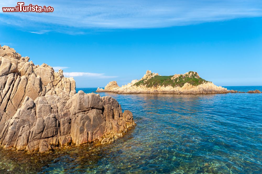 Immagine L'isola Rocher des Portes a Cap Camarat vicino a Ramatuelle, dipartimento del Var, Francia.  Questo suggestivo sito naturale, meta di turisti provenienti da tutta la regione, può essere raggiunto dal faro di Camarat tramite un sentiero costiero da percorrere in 15-20 minuti.