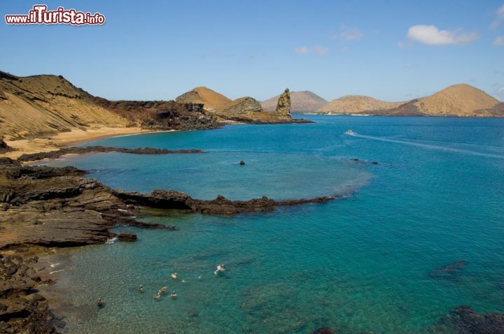 Immagine Isla Bartolomé, e Pinnacle Rock, una delle attrazioni delle Isole Galapagos. Nell'arcipelago al largo delle coste dell'Ecuador troviamo questa piccola ma spettacolare perla del pacifico, che ha preso il nome da un luogotenente del bragantino Beagle, nonchè amico dello stesso Charles Darwin, Bartholomew James Sulivan. Al centro della foto, in alto si vede il famoso pinnacolo di roccia, Pinnacle Rock, uno dei simboli delle Galapagos- © Peter Sobolev / Shutterstock.com
