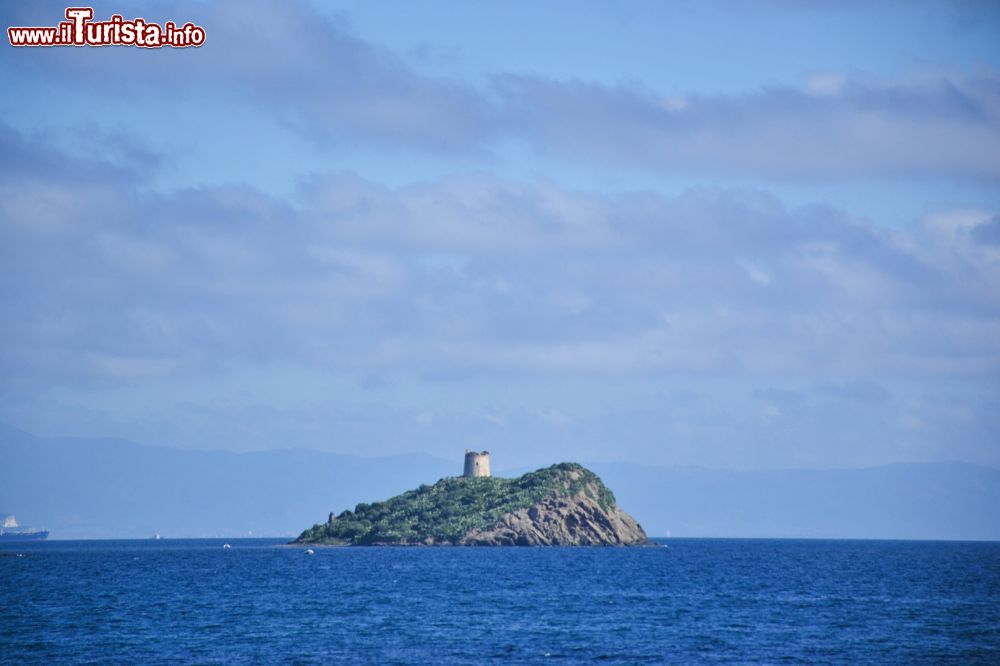 Immagine L'Isola San Macario e la sua torre al largo della costa di Pula (Sardegna).