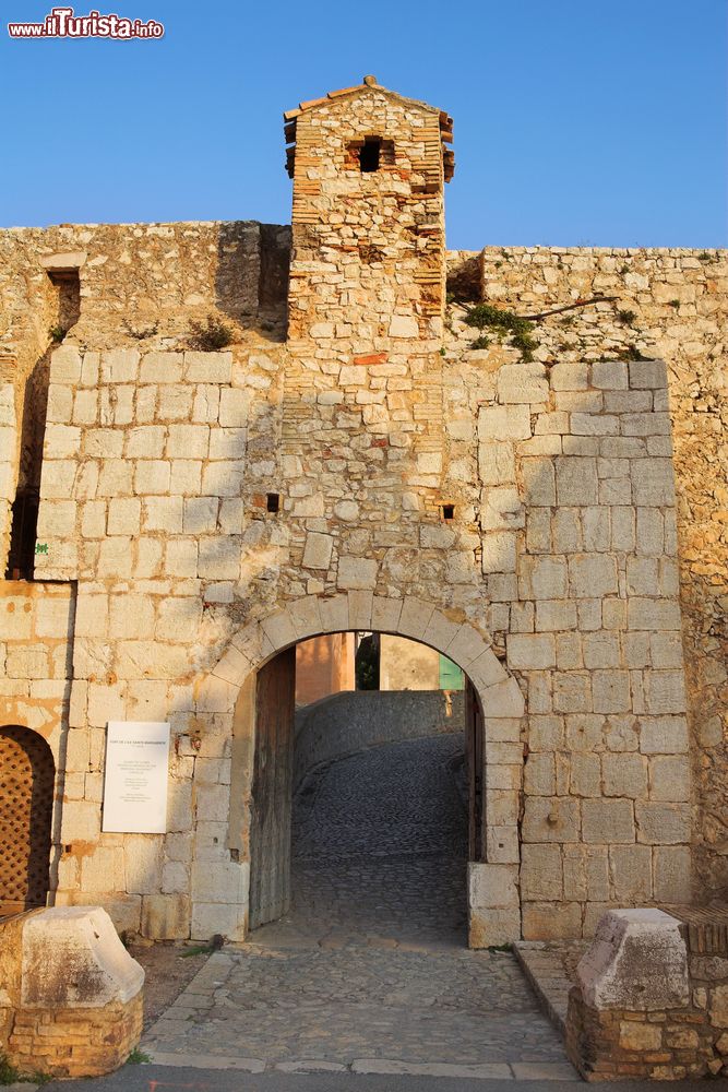 Immagine Isola Santa Margherita, Cannes, Francia. Nel 1687 al forte di quest'isola giunse un prigioniero particolare: un uomo con indosso la maschera di ferro. Non si è mai conosciuta realmente la sua identità seppure siano state fatte diverse supposizioni.