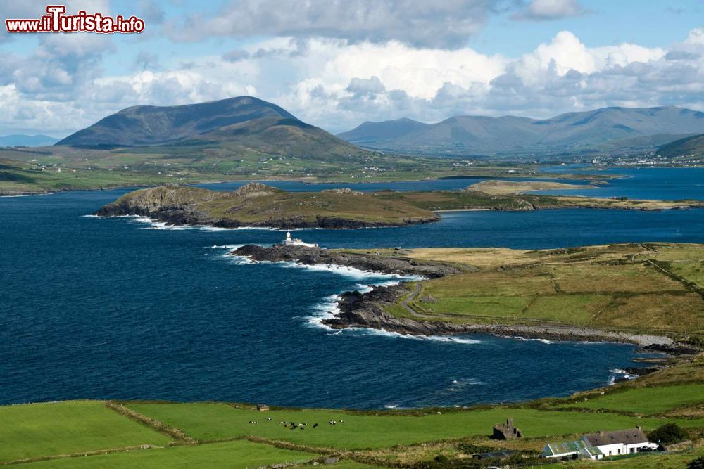 Immagine Valentia Island è un'isola irlandese al largo delle coste del Kerry, cui è collegata, data la esigua lontananza, da un ponte.