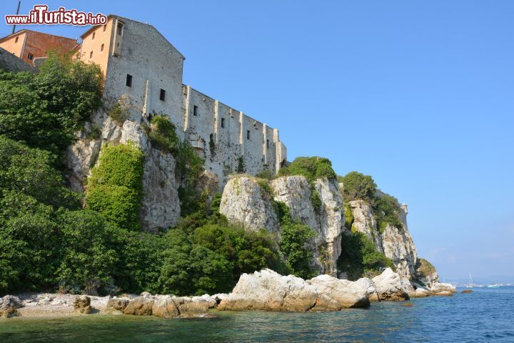 Immagine La Fortezza Reale sull'isola di Santa Margherita, arcipelago di Lerins, Francia. Per difendere l'isola e anche la baia di Cannes, venne edificato un poderoso forte sul mare voluto dal cardinale Richelieu. Rinforzato dagli spagnoli, fu infine migliorato da Vauban, l'architetto militare francese infaticabile al suo tempo.