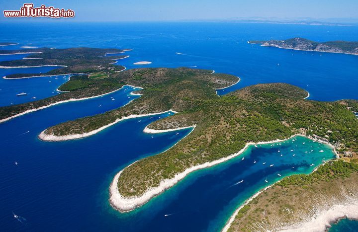 Immagine Le isole Pakleni si trovano a finaco della più grande isola di Lesina (Hvar) e sono un piccolo arcipelago formato da una spettacolare serie di calette e promontori  bordati da acque verde smeraldo che virano al blu cobalto verso il largo
