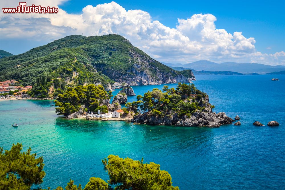 Immagine L'isoletta di Panagia di fronte alla costa di Parga, Grecia. Sorge su uno sperone roccioso e ospita una graziosa chiesetta intonacata con calce bianca.