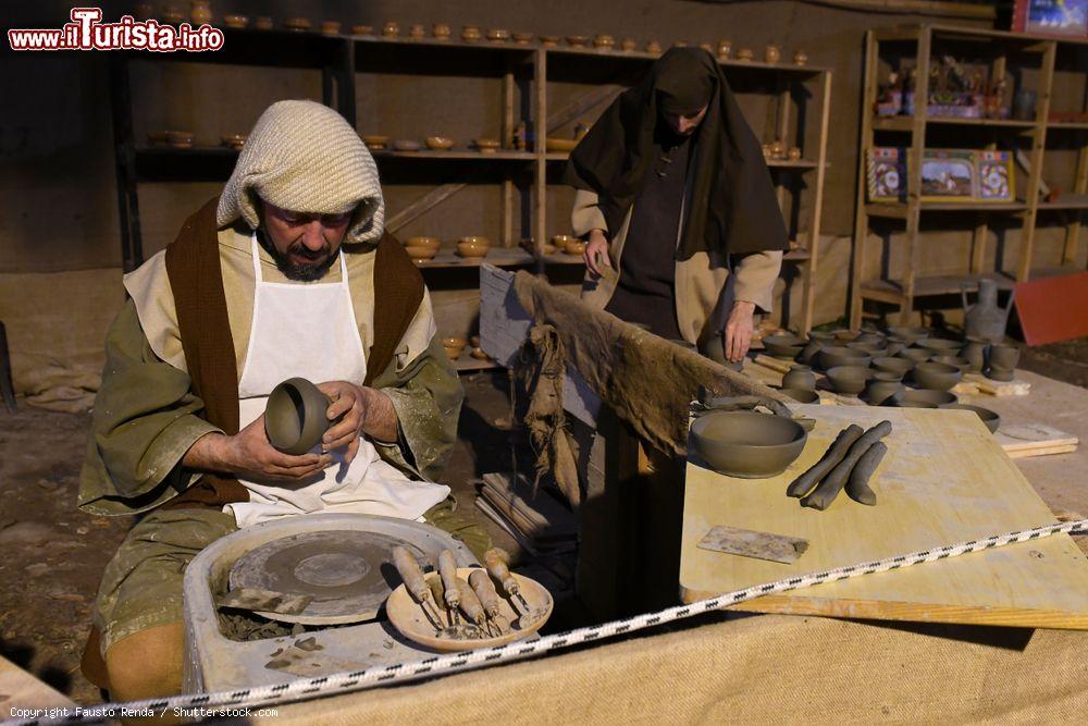 Immagine Ispica, Sicilia: una scena del Presepe Vivente che si organizza nell’area archeologica di Cava d’Ispica. - © Fausto Renda / Shutterstock.com