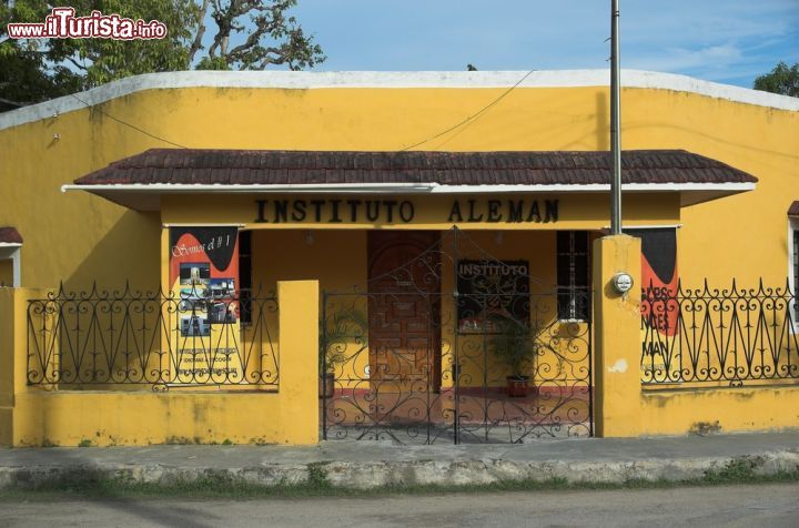 Immagine Istituto germanico a Izamal, Messico. Il caratteristico edificio di Izamal che ospita il centro culturale tedesco - © Gerardo C.Lerner / Shutterstock.com