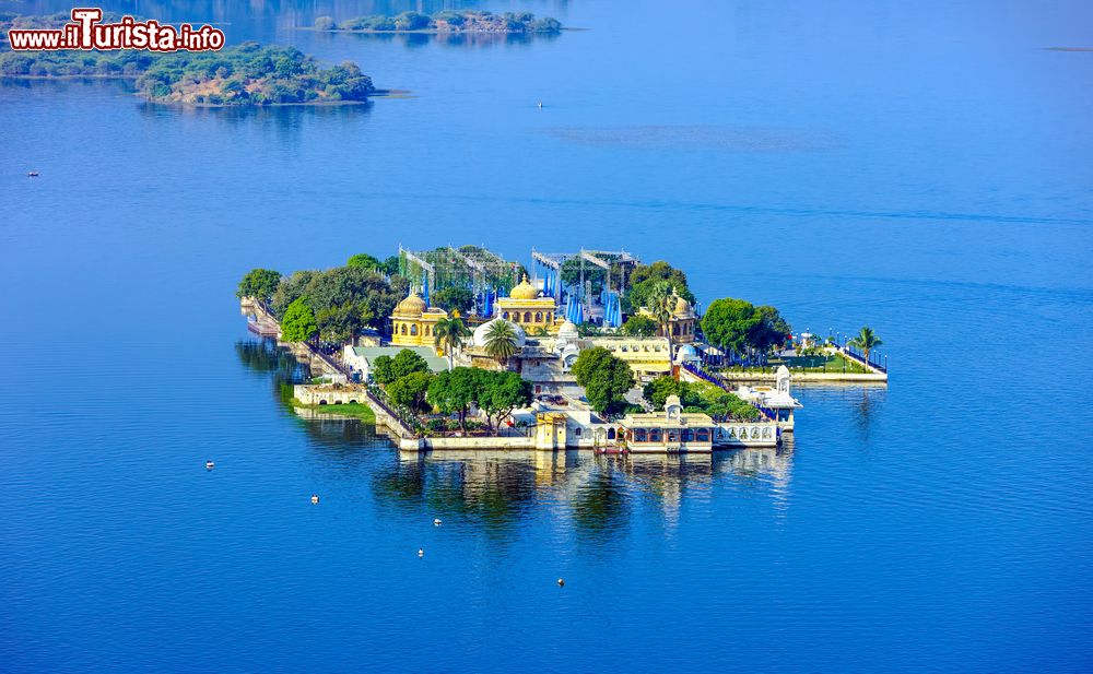 Immagine Jag Mandir sul lago Pichola, Udaipur, India. Chiamata anche "Lake Garden Palace", questa sontuosa costruzione si trova nel bacino artificiale Pichola.