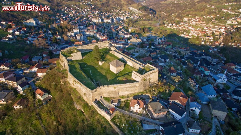 Immagine Jajce (Bosnia e Erzegovina), la fortezza fotografata dall'aereo.