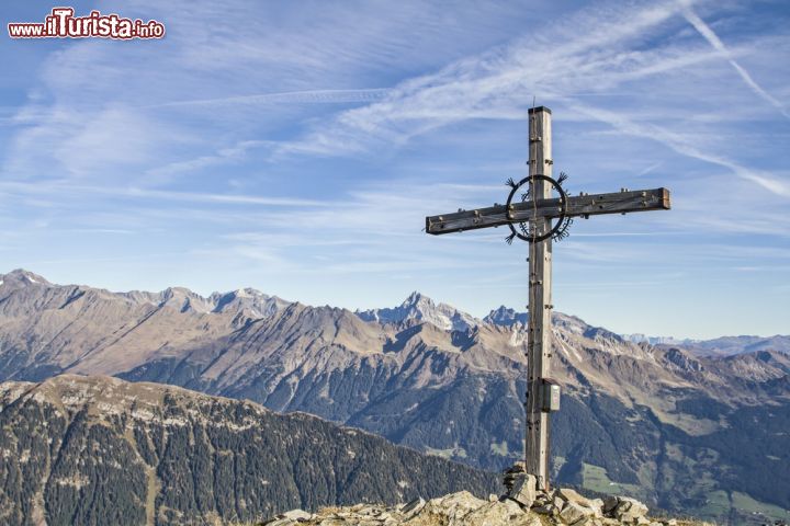 Immagine Jaufenspitze la croce a 2480 m, una classica meta per il trekking sui monti Sarentini in Alto Adige - © Eder / Shutterstock.com