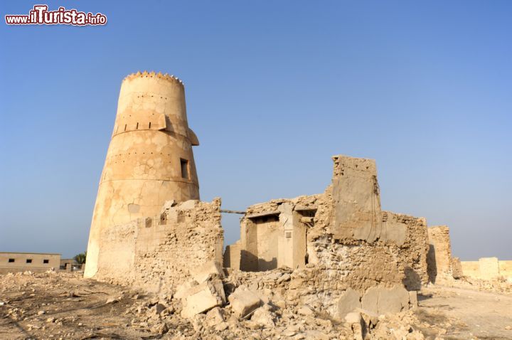 Immagine Jazirat al Hamra, la "città fantasma" dell'emirato Ras al-Khaimah (EAU). Sorta su un insediamento eretto attorno al XVI° secolo su una piccola penisola, è stata poi abbandonata. La particolarità delle rovine che si trovano qui è il materiale utilizzato per la costruzione: coralli e calce  - © 159448292 / Shutterstock.com