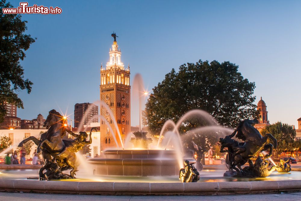 Immagine J.C. Nichols Memorial Fountain by night a Kansas City: è stata realizzata da Henri-Leon Greber (Missouri).