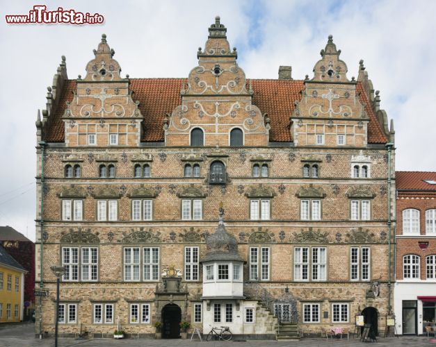 Immagine Aalborg, Danimarca: la Jens Bangs Stenhus, risalente al 1624, è un simbolo della città. Si trova sulla Østerågade in piazza Nytorv - foto © Frank Bach / Shutterstock.com