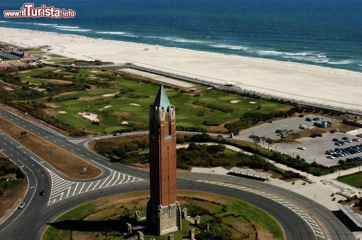 Immagine Jones Beach State Park a New York, Stati Uniti. Chiamato semplicemente Jones Beach questo parco statale di New York si estende per oltre dieci chilometri di lunghezza ed è rinomato per le sue spiagge che si affacciano sull'Oceano Atlantico