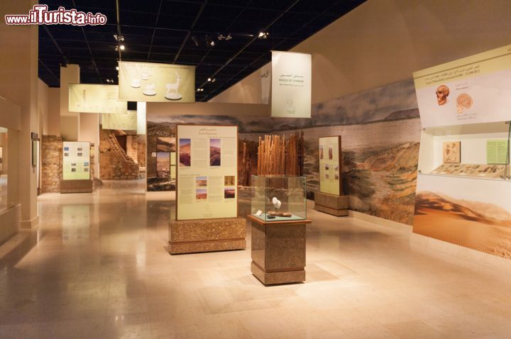 Immagine Una sala del Jordan Museum di Amma, Giordania. Fondato nel 2014 da un comitato guidato dalla regina Rania, questo spazio museale, situato nel distretto di Ras al-Ein, ospita i più importanti reprti archeologici del paese fra cui le statue di Ain Ghazal che risalgono al 7500 a.C. - © Anton_Ivanov / Shutterstock.com