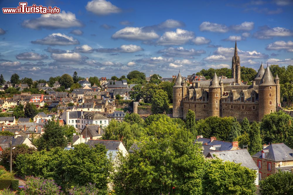 Immagine Josselin, città della Bretagna nota per il suo maniero affacciato sull'Oust (Francia).