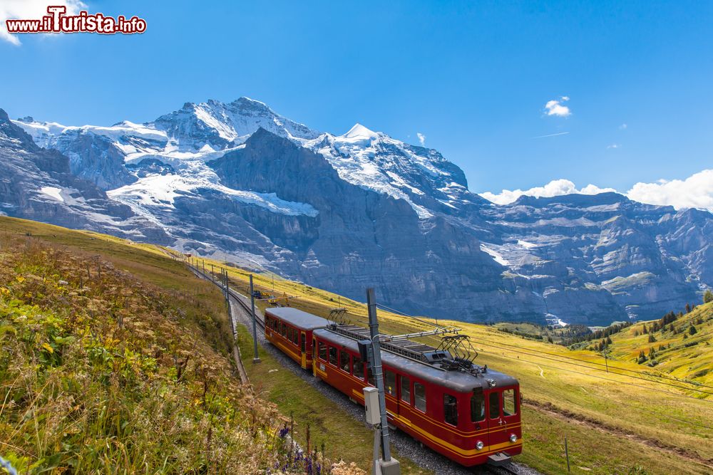 Immagine Jungfraubahn il celebre trenino rosso a cremagliera che porta sulla vetta del Jungfrau, in Svizzera