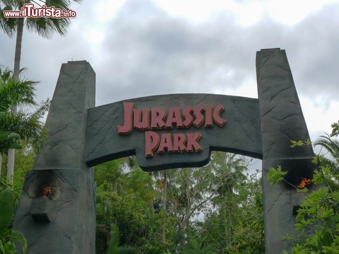 Immagine Jurassic Park all'Island of Adventure di Orlando, Florida - Parco tematico sui dinosauri situato sull'Isola Avventura, isoletta vicino a Orlando, è stato inaugurato nel 1999. Per i fans del film del 1993 diretto da Steven Spielberg questa è una delle attrazioni da non perdere durante un tour alla scoperta dei numerosi parchi a tema della città © Edward Fielding / Shutterstock.com