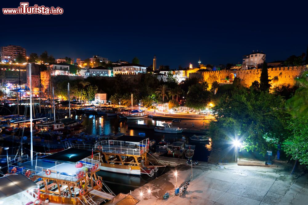 Immagine Kaleici, antico centro storico di Antalya (Turchia) by night. Qui si trovano strutture risalenti all'epoca romana, bizantina, selgiuchide e ottomana; siamo nella parte centro orientale di Antalya, lungo la costa mediterranea.