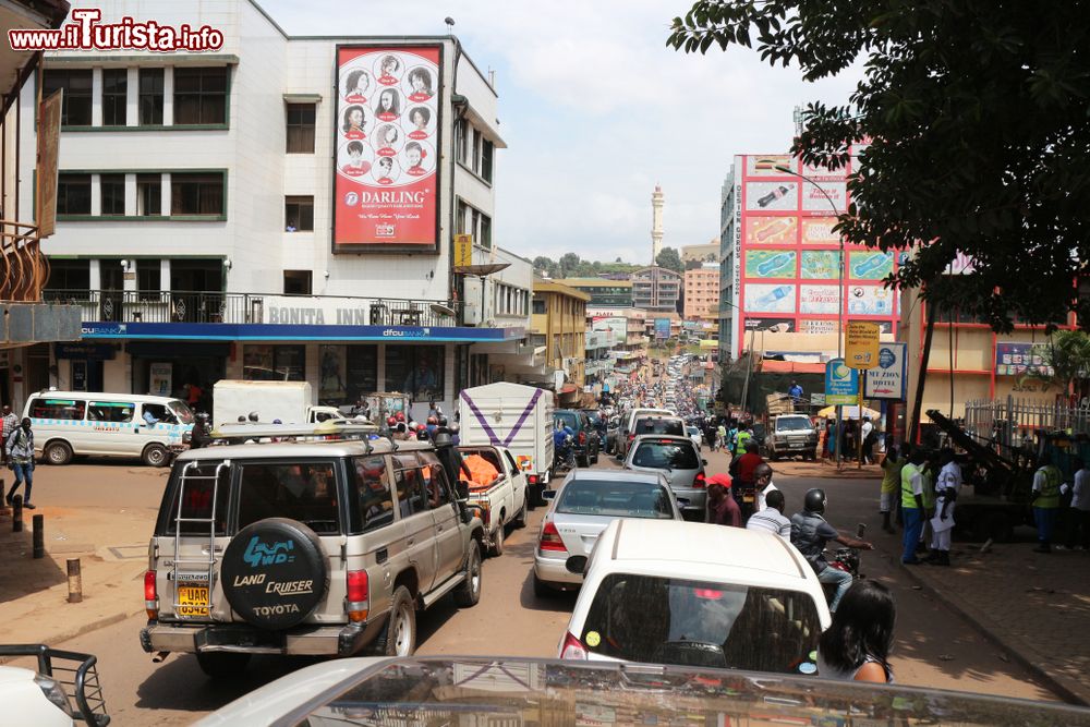 Immagine Kampala, capitale dell'Uganda, in una giornata di traffico. Questa città, come molte altre dell'Africa, è caotica e sovrappopolata.