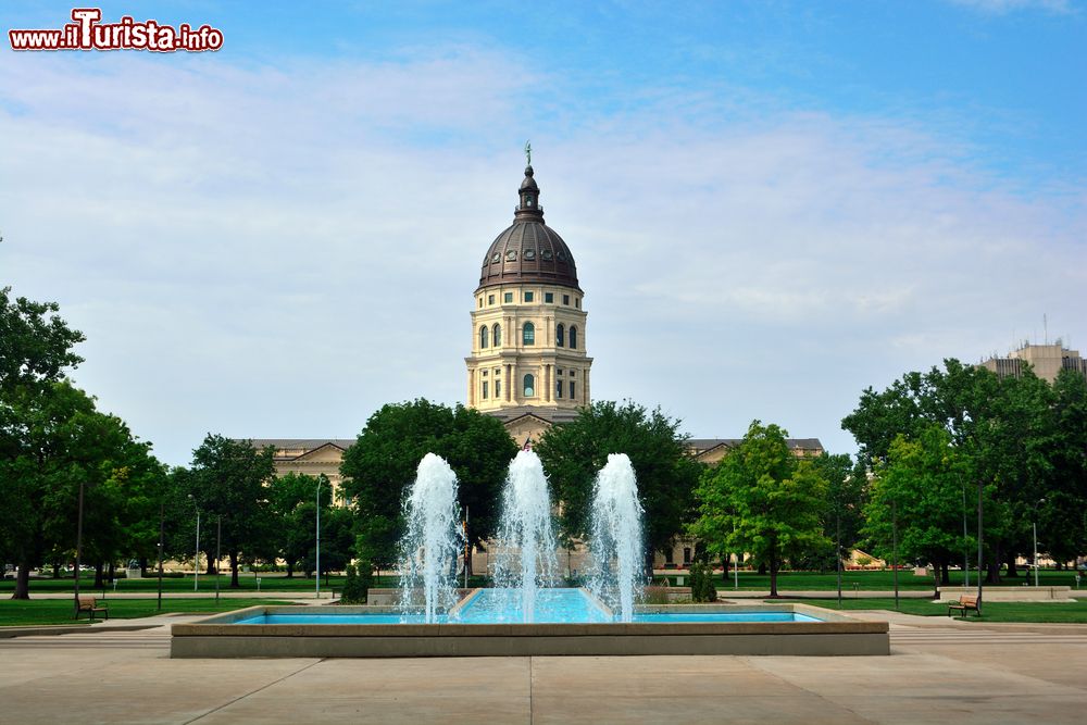 Immagine Kansas State Capitol Building con la fontana in una giornata di sole, Missouri.