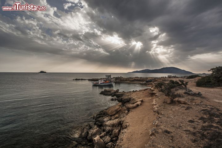 Immagine Un bellissimo scenario di Kassos fotografata dall'isola di Karpathos, Dodecaneso (Grecia) - A seconda di come si guarda un contesto panoramico, la sensazione emotiva può essere piacevole, sgradevole, indifferente o motivo di meraviglia. A Kassos questo difficilmente accade poiché, da moltissimi punti di vista da cui la si ammira, quello su cui si posa gli occhi resta uno spettacolo. In questa immagine per esempio, dove lo scatto cattura una vista dell'isola da Karpathos, si ha una chiara dimostrazione di questo - © Vasilis_Liappis / Shutterstock.com