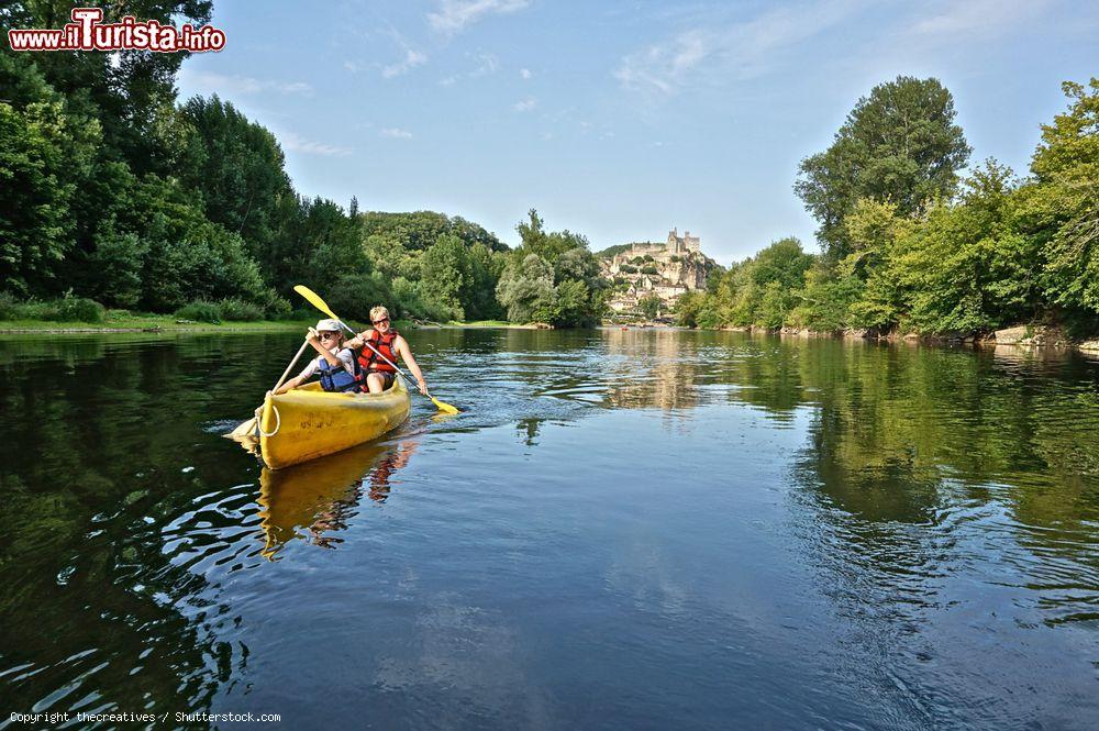 Immagine Kayaking sul fiume Dordogna nel villaggio di Beynac-et-Cazenac, Perigord, Francia - © thecreatives / Shutterstock.com