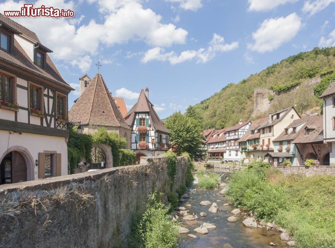 Immagine La cittadina di Kaysersberg si trova nella valle del fiume Weiss, all'ingresso delle valli di Lapoutroie e Orbey, nel cuore del dipartimento dell'Alto Reno, in Alsazia - foto © PRILL / Shutterstock.com