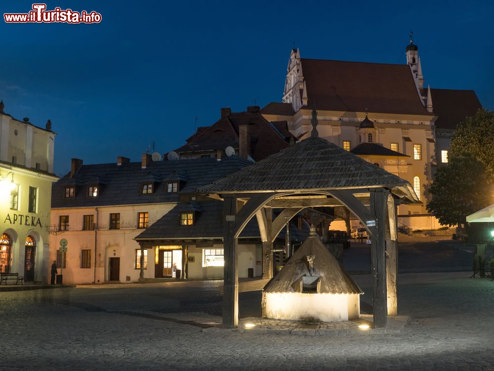 Immagine Kazimierz Dolny (Polonia) by night: il celebre pozzo in legno nel centro storico della cittadina.