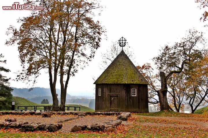 Immagine Kernave, la vecchia chiesa in legno in autunno (Lituania). 