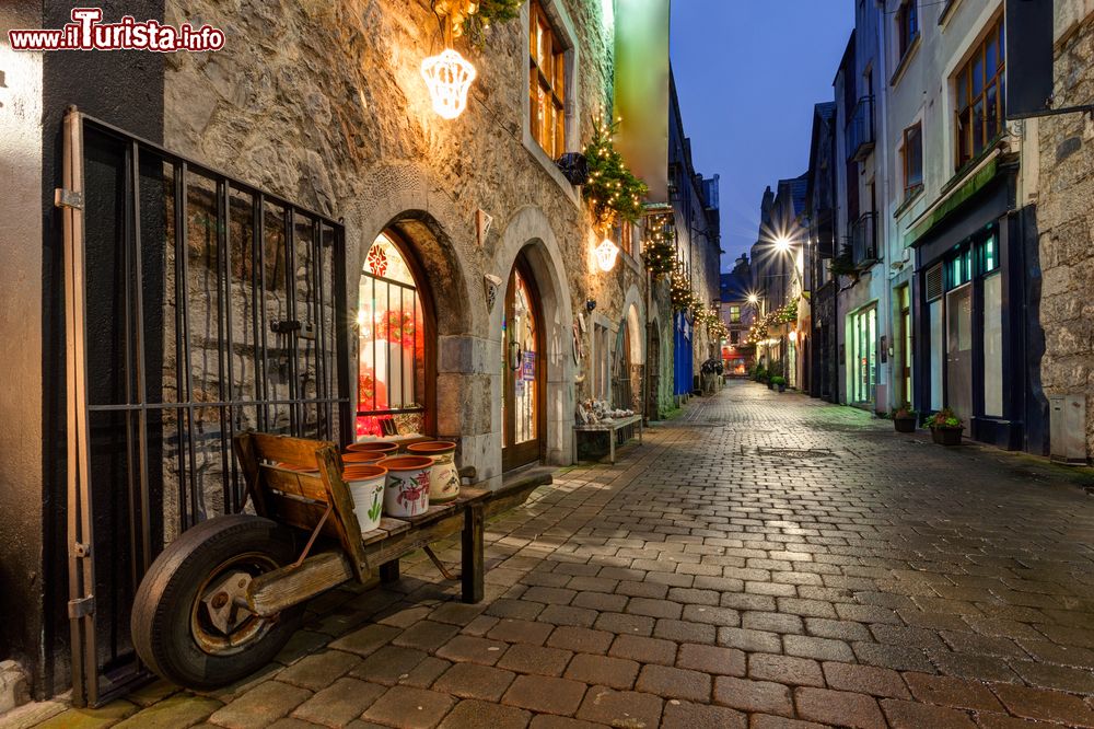 Immagine Kerwan's Lane, antica strada del centro di Galway, addobbata con luci di Natale, Irlanda. Questa bella località è stata scelta per essere capitale europea della cultura nel 2020.