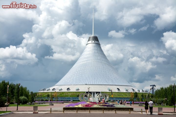 Immagine Il Khan Shatyr di Astana, Kazakistan - Struttura trasparente alta 150 metri inaugurata nel 2010, il Khan Shatyr Entertainment Centre è stato costruito con materiali decisamente innovativi in grado di assorbire il calore e trasferirlo all'interno quando fuori le temperature scendono anche di molto sotto lo zero. Progettata da Norman Foster, quella che è stata definita "la tenda più alta al mondo" è un centro per attività culturali e sociali che occupa un'area di circa 200 mila metri quadrati. Al suo interno ospita centri commerciali, ristoranti, cinema, canali, piazze, strade, campo da golf e addirittura una spiaggia al coperto. Dalla terrazza più alta della struttura è inoltre possibile godere di un panorama a 360° sul suggestivo parco acquatico costruito per impreziosire il Khan Shatyr © Maxim Petrichuk / Shutterstock.com