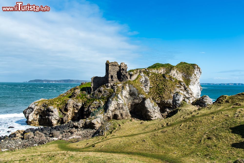 Immagine Kinbane Head e castello, Irlanda del Nord: sullo sfondo, l'isola di Rathlin.
